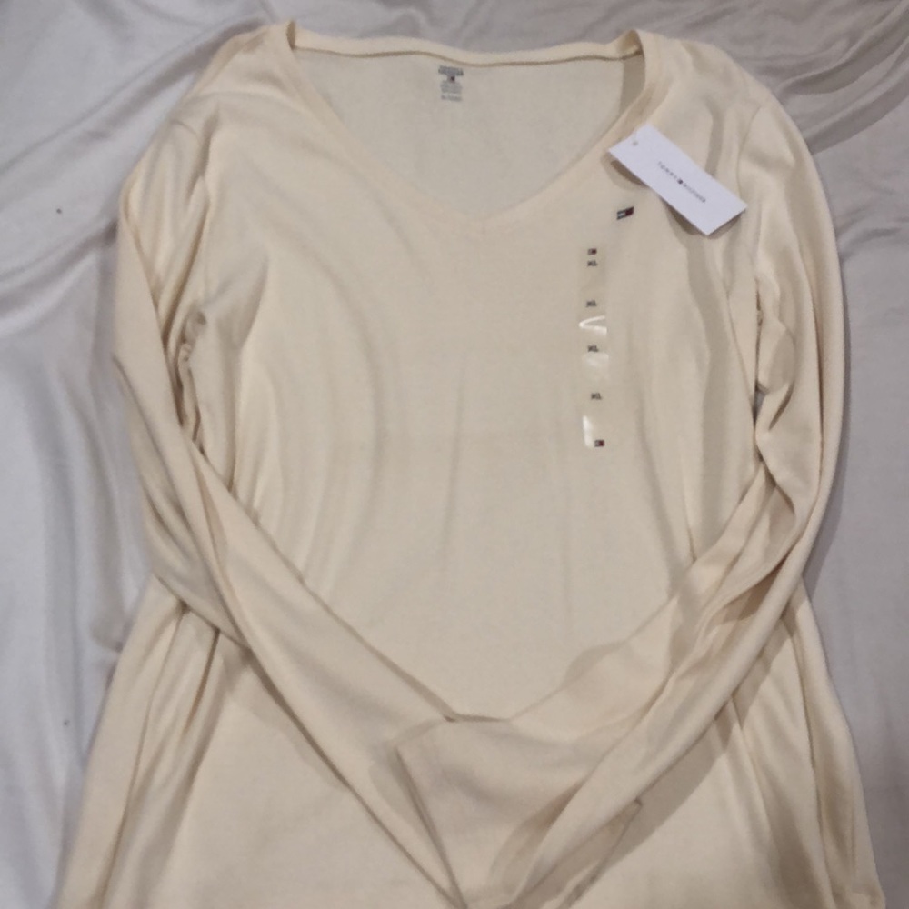 Tommy Hilfiger long sleeve light sweater material t shirt. - Picture 4 of 5